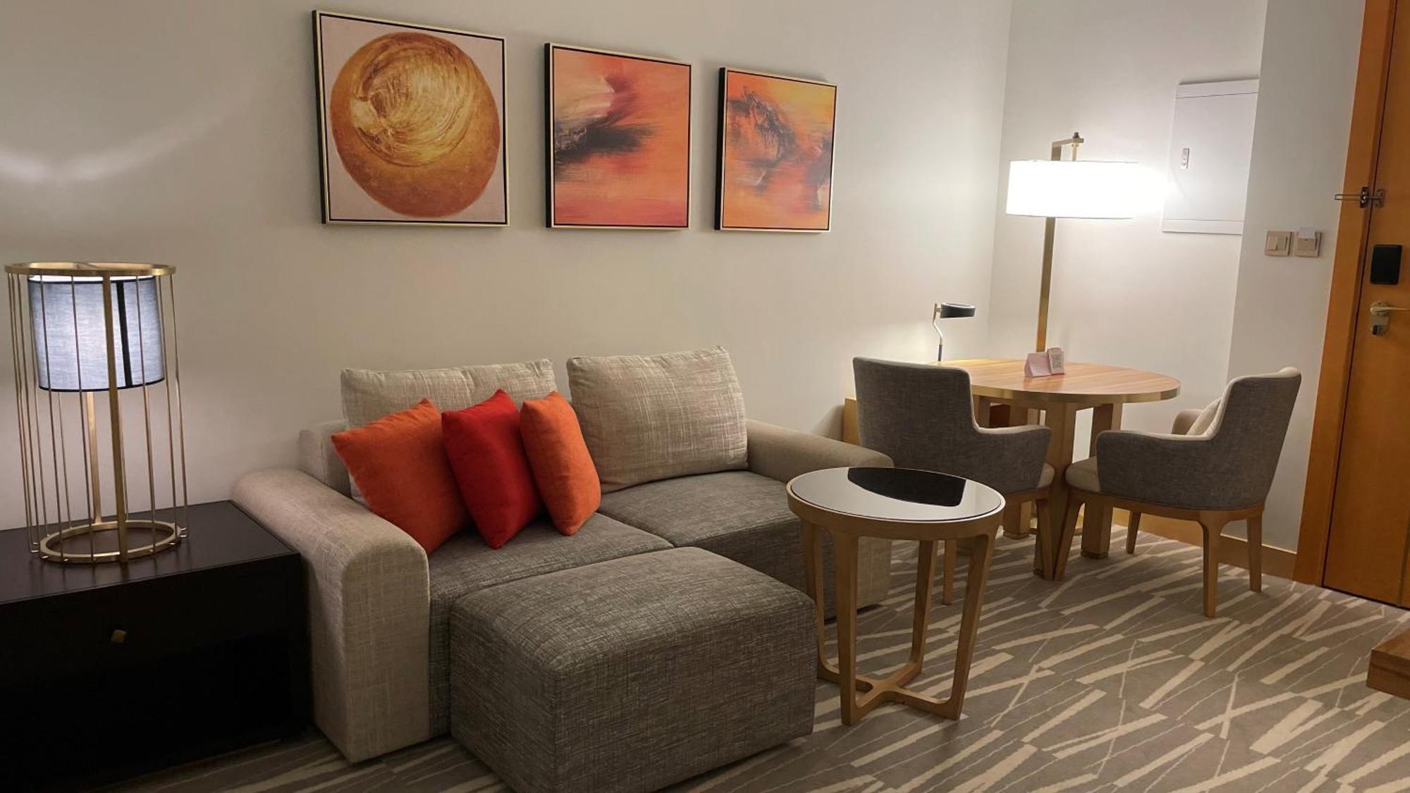 Ramada Hotel & Suites By Wyndham Al Qassim Al Bukayriah Exteriér fotografie A living room at the Hilton Garden Inn in San Francisco