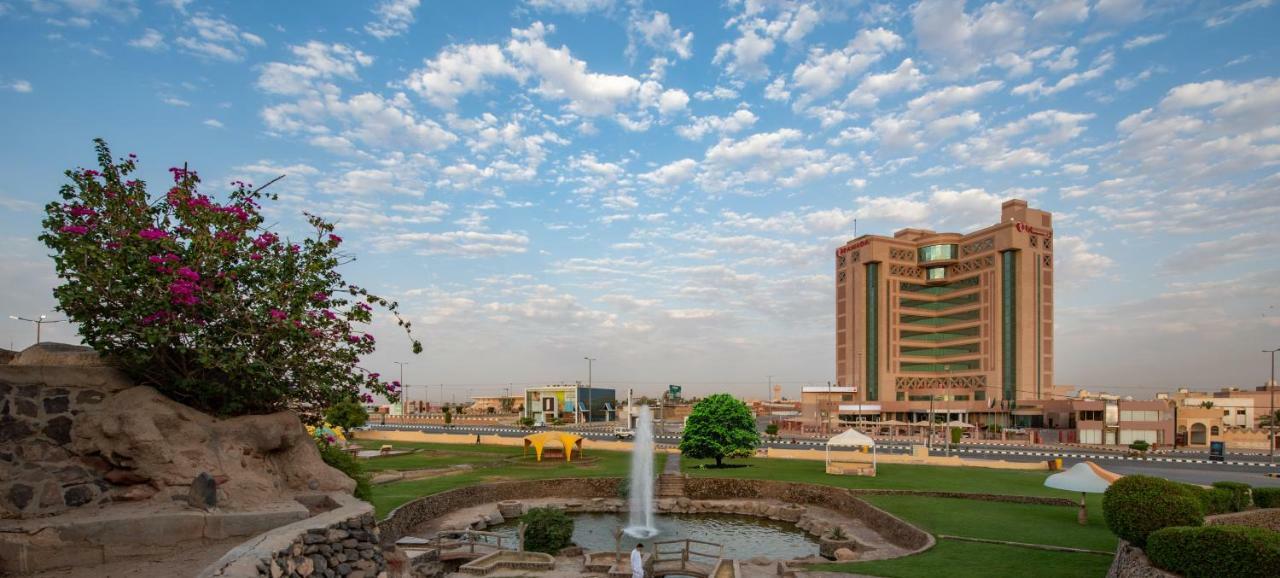 Ramada Hotel & Suites By Wyndham Al Qassim Al Bukayriah Exteriér fotografie Fountain at the University of Hail