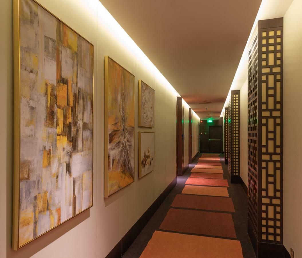 Ramada Hotel & Suites By Wyndham Al Qassim Al Bukayriah Exteriér fotografie A corridor at the hotel