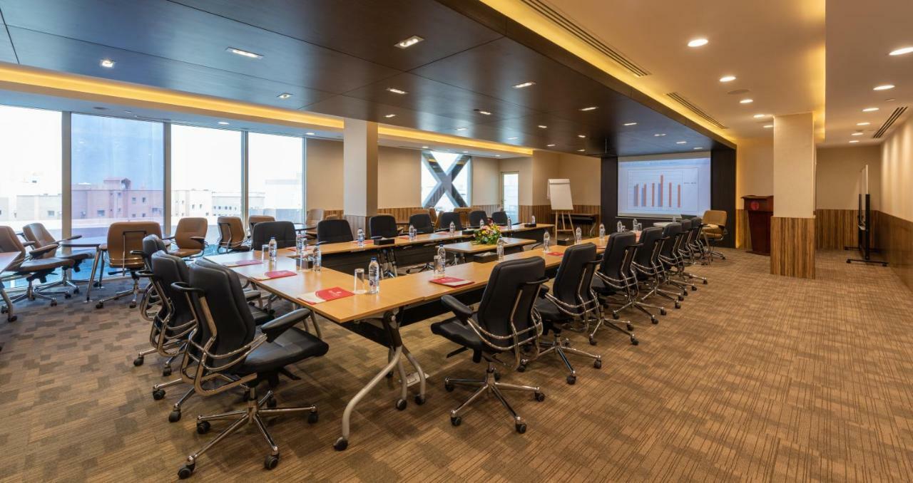 Ramada Hotel & Suites By Wyndham Al Qassim Al Bukayriah Exteriér fotografie Meeting room at the hotel